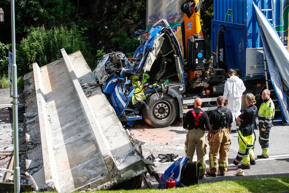 En lastebil kjørte inn i en gangbru i Olsvik i Bergen 31. juli 2023. 