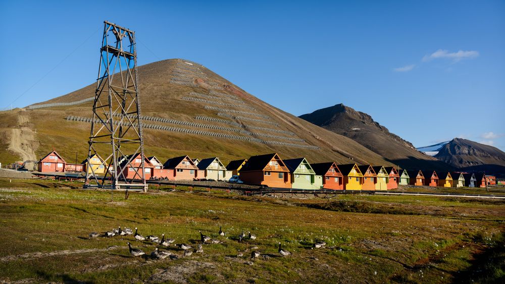 To værstasjoner på Svalbard endte med målinger over det som kalles polarklima i juli. Bildet er fra Longyearbyen 26. juli i år.