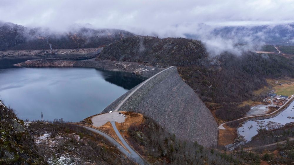 Statistikken viser at fyllingsgraden i vannmagasinene ligger like under normalen men områdene som trenger vann mest har fullle lagre. Her fra Agder Energi sine dammer i Bykle i Setesdal og deres kraftproduksjon. 