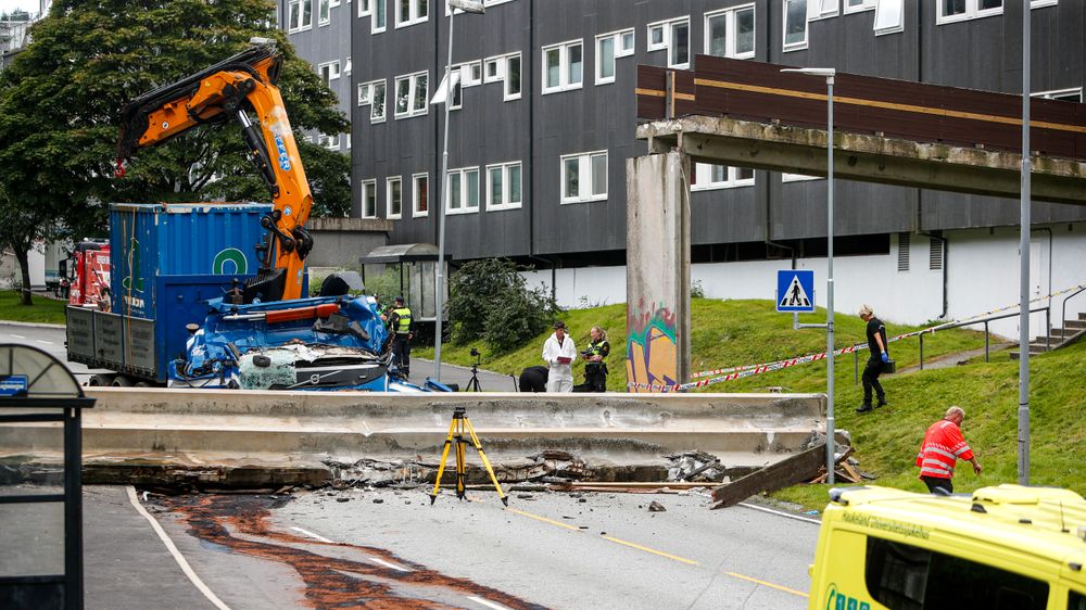Midtpartiet på en gangbro ble revet løs etter en påkjørsel i Olsvik i Bergen mandag. I februar ble midtdelen på en gangbro av samme type revet av i Bærum.
