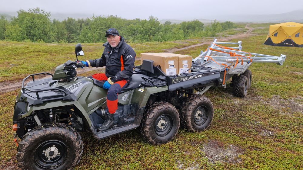 Geir Kristiansen i Berlevåg jeger- og fiskerforening (BJFF) er henrykt over treffsikkerheten og effekten den automatiserte laksefellen har hatt så langt denne sesongen.