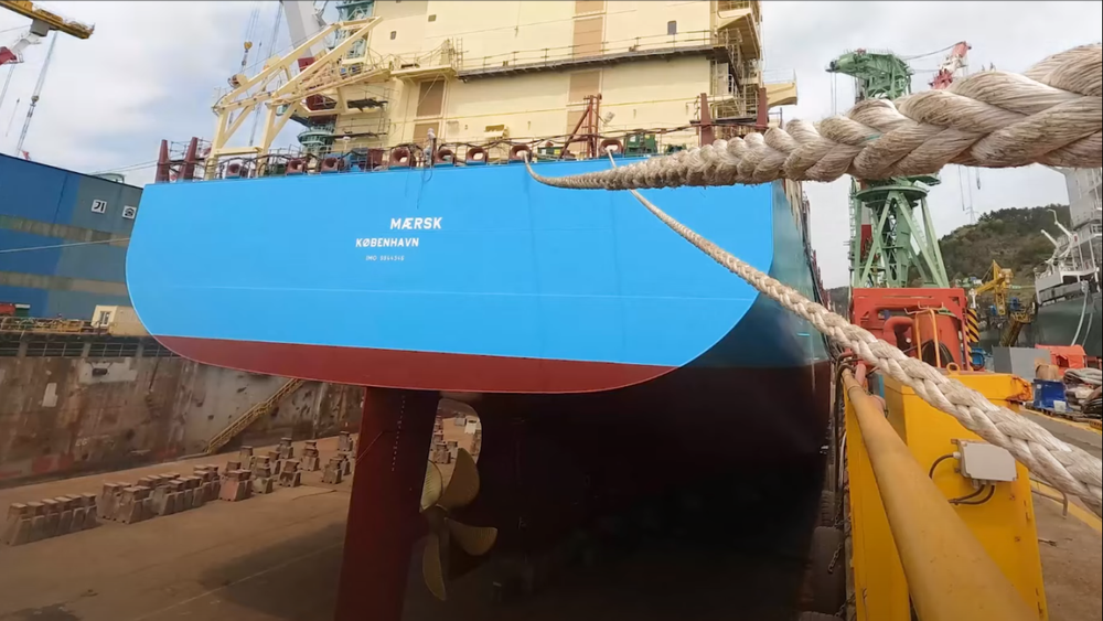 Maersk sitt første metanoldrevne containerskip er bygget ved Hyundai Mipo Dockyards i Sør-Korea. Det bunkret grønn metanol i juli i år, men var fortsatt ikke døpt.