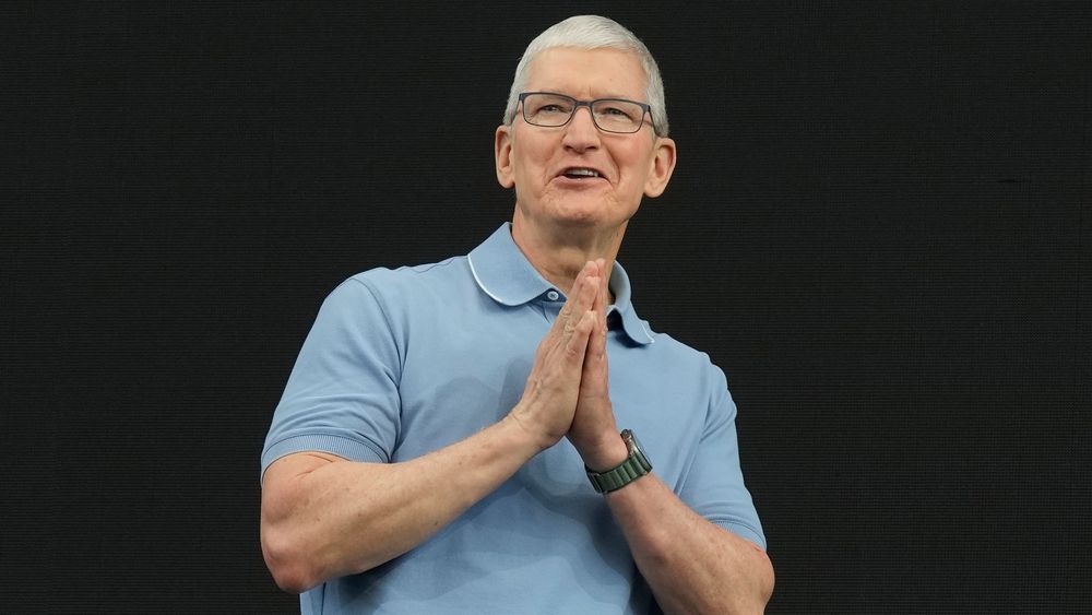 Apple tjener fortsatt masse penger, selv om omsetningen har falt. Her snakker Apple-sjef Tim Cook til publikum under en produktlansering ved Apples hovedkvarter i juni 2023.