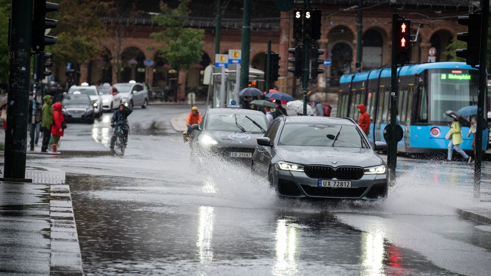 Uværet Hans skaper regnvær og overvann i Oslo sentrum mandag.
