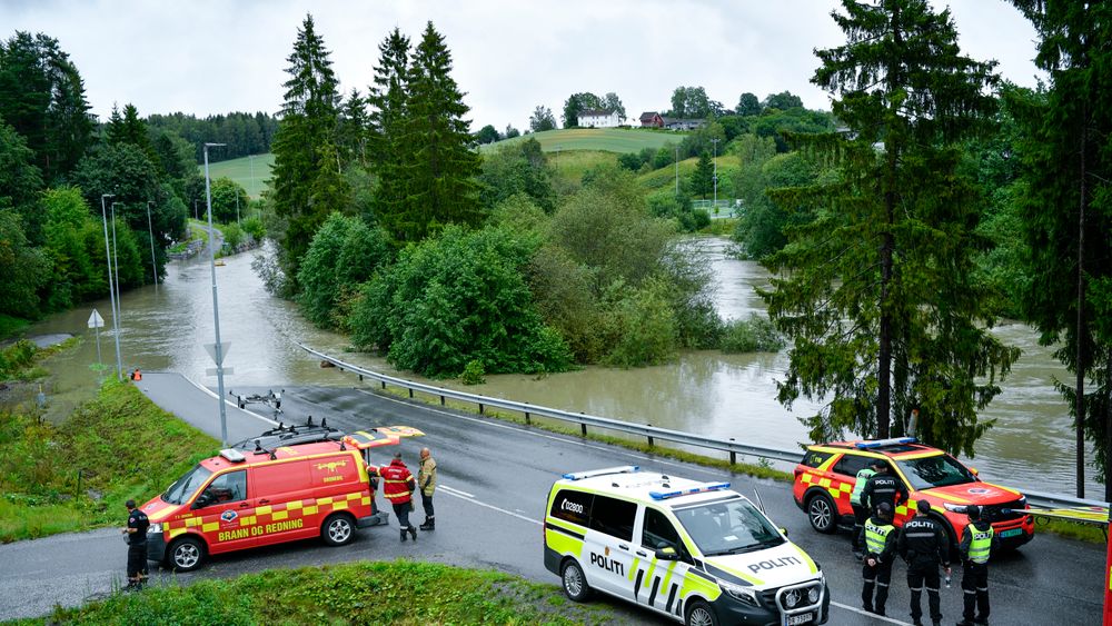 Flere beboere er evakuert etter at vannet steg over Hexbergveien ved Hexebergåsen i Lillestrøm kommune.