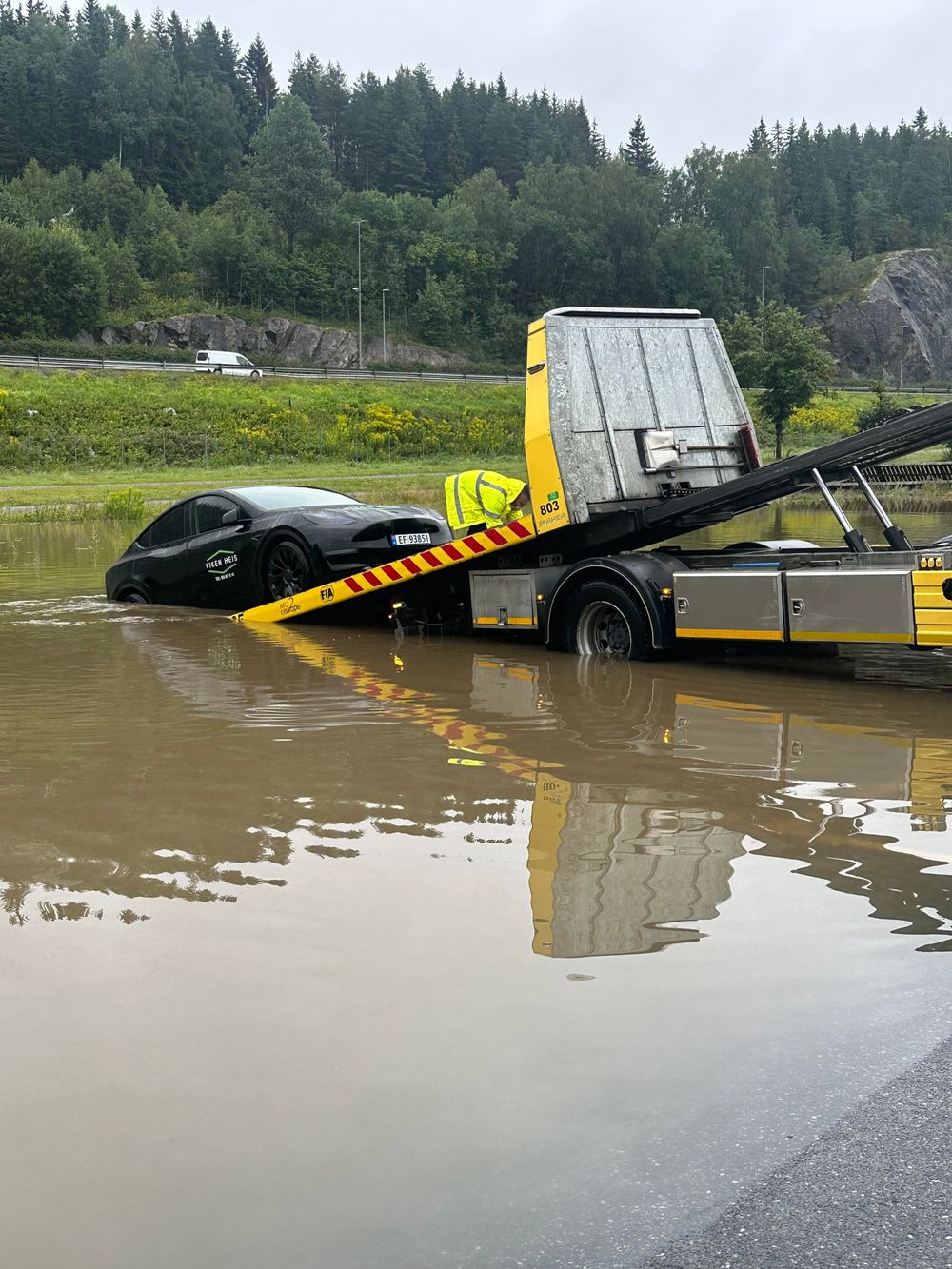 Elbilen kom seg til slutt på bergingsbilen og ble kjørt bort til Teslas verksted.