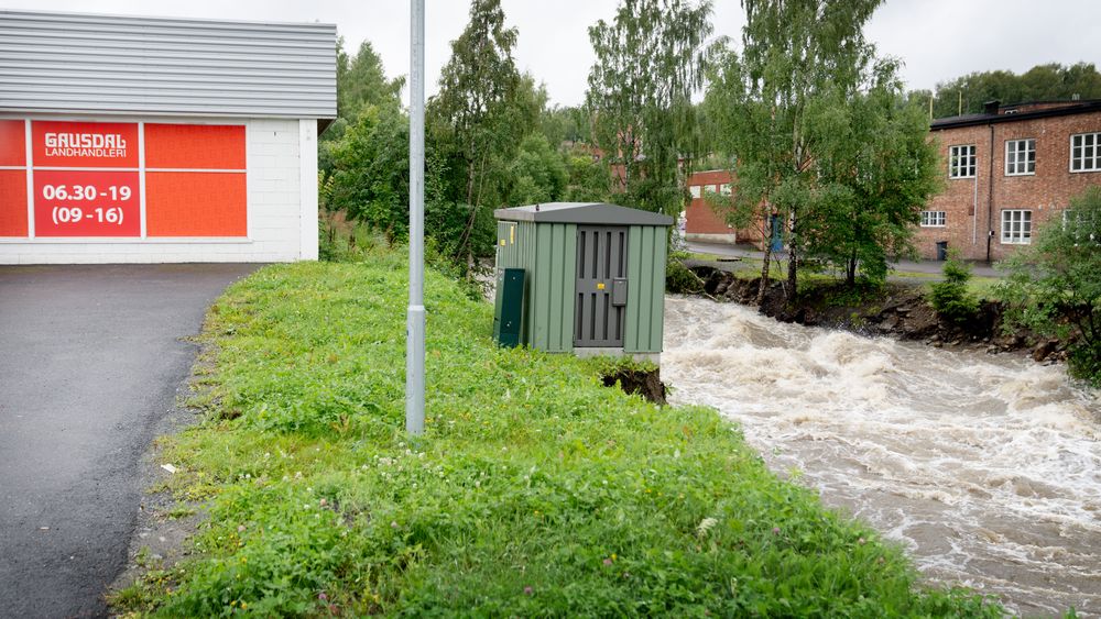 Vannet spiser seg innover mot Gausdal Landhandleri på Gjøvik. En trafostasjon er i ferd med å gå i elva.