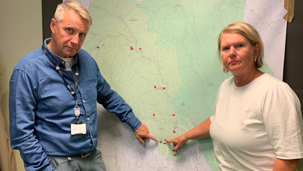 Kriseleder Arne Fredheim og samferdselssjef Aud M. Riseng studerer kartet over stengte veger i den vestre delen av Innlandet. 