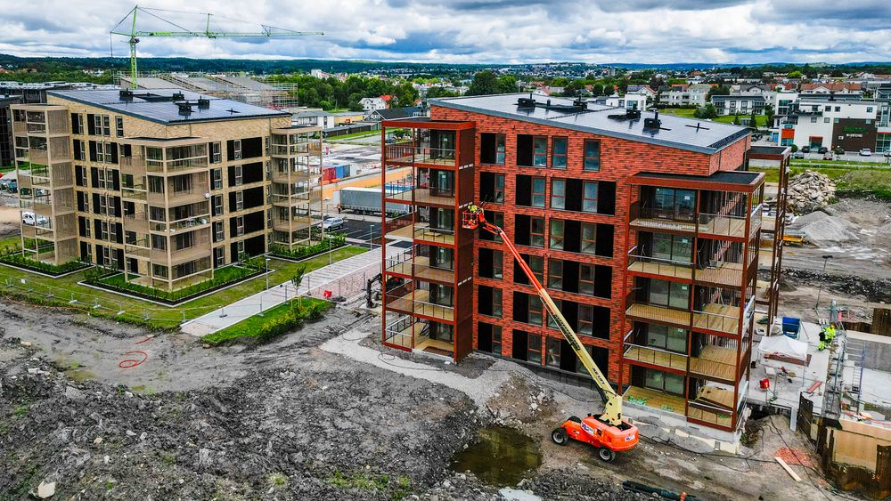 På Verket Panorama i Verksbyen i Fredrikstad har Solcellespesialisten og arkitekt vært med fra starten av og integrert standardmoduler i fasadedesignet. Det gir et betydelig hyggeligere kostnadsbilde enn custom moduler.