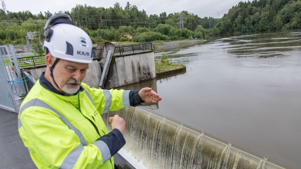 Driftsleder Petter Kollenberg tok imot Teknisk Ukeblad på elvekraftverket Vamma i Øsfold tirsdag. Her viser han flomløpet på det over hundre år gamle kraftverket.