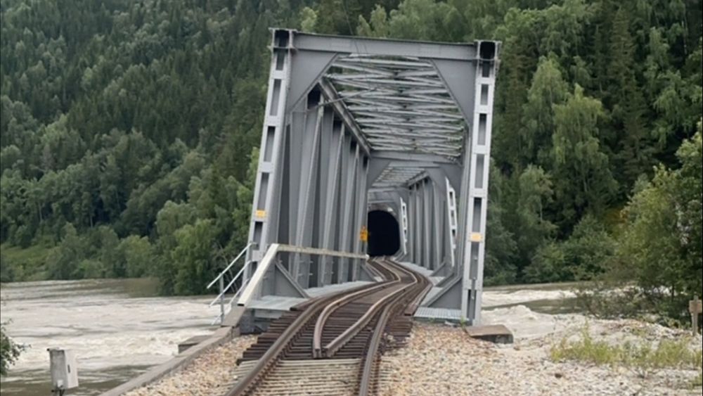 Jernbanebroa ved Ringebu har forskjøvet seg på grunn av den høye vannstanden i Lågen. Broingeniør Gjerding-Smith tror imidlertid det er fundamentet som er ødelagt, ikke selve broa.