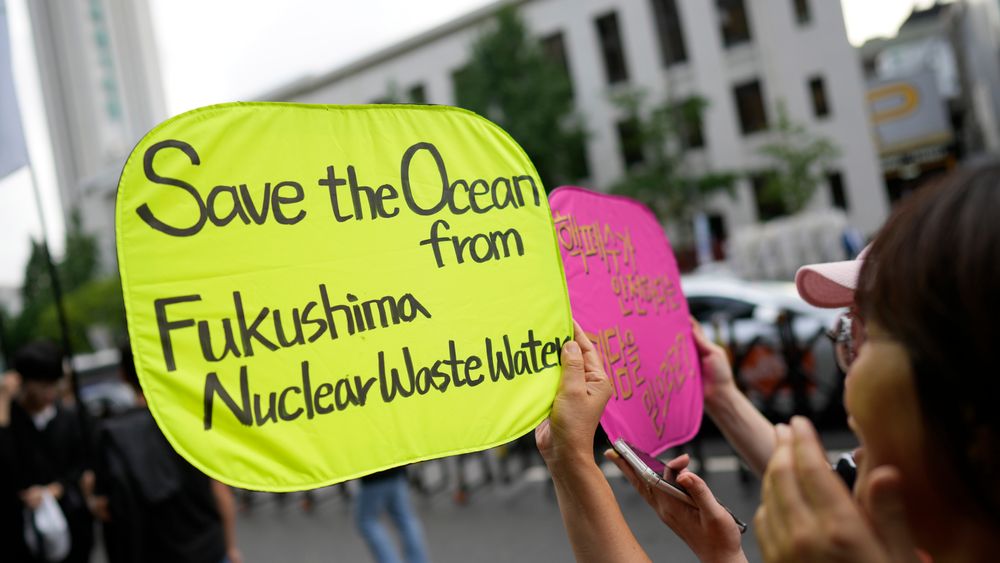 I løpet av helgen har det vært store protester mot japanske myndigheters planer om å slippe ut over én million tonn radioaktivt vann fra de ødelagte atomreaktorene i Fukushima i havet.