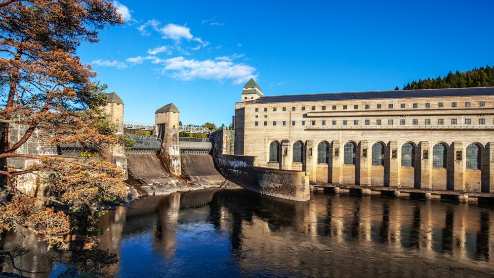 Effekten i dagens norske vannkraftverk kan økes med mellom 4 og 6 TWh strøm uten større naturinngrep, ifølge Statkraft og NVE.  Her er Solbergfoss kraftverk i Askim en stille dag.