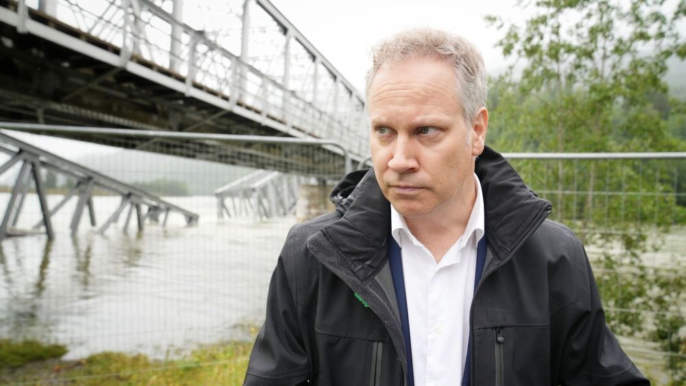 Samferdselsminister Jon-Ivar Nygård (Ap) ved Randklev jernbanebru ved Ringebu, brua kollapset under flommen etter uværet Hans. 