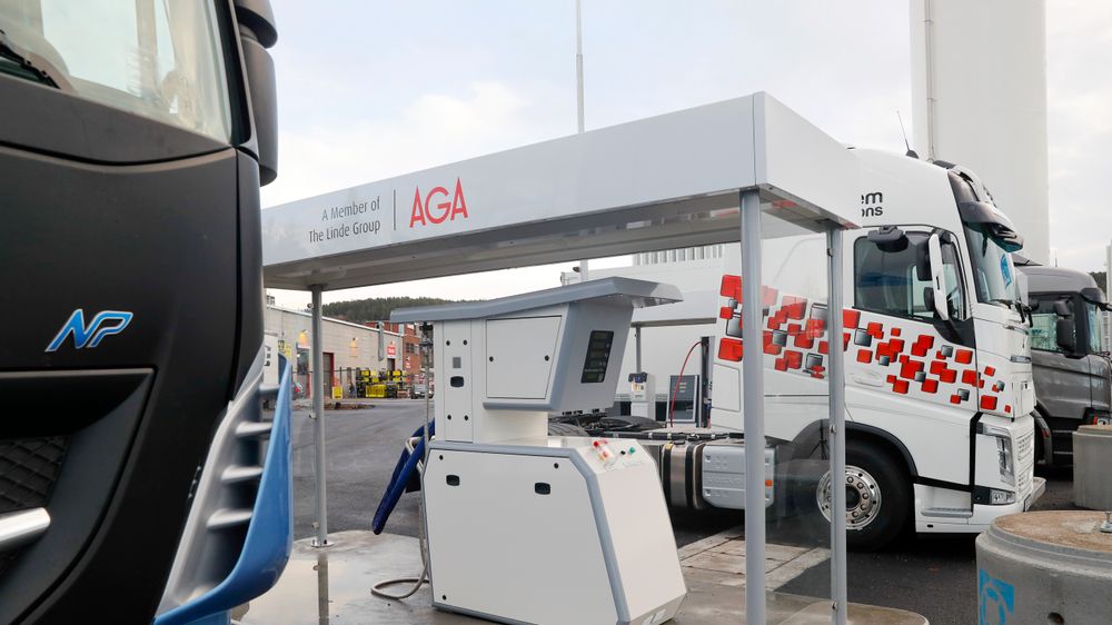 Norges første fyllestasjon for flytende biogass til tungtransport åpnet på Furuset.
