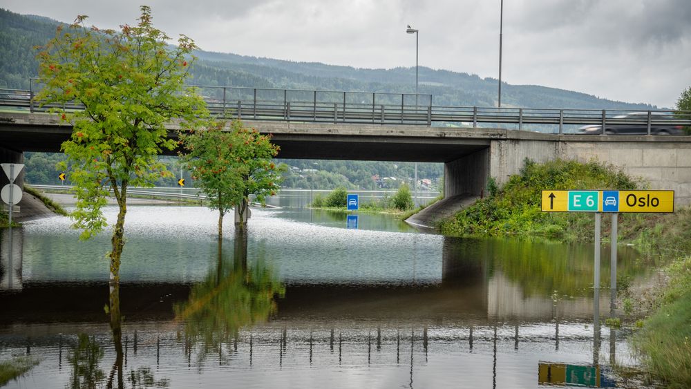 Vannet strømmet over flere veier etter uværet Hans, som her ved påkjøring til E6 ved Lillehammer.