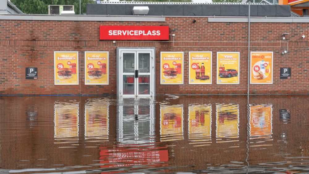 Bensinstasjonen Cirkle K i Lillehammer ligger under vann etter uværet Hans.