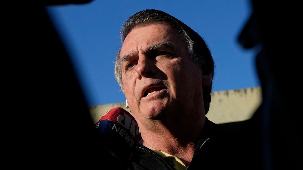 Brasils tidligere president Jair Bolsonaro anklages for å ha bedt en hacker om å tukle med en elektronisk stemmemaskin.