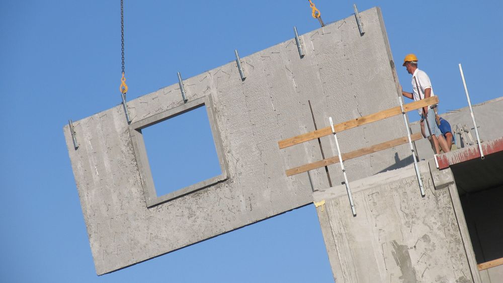Betong brukes blant annet i bygninger, broer, kaier og som søyler – det er et svært populært og viktig byggemateriale.