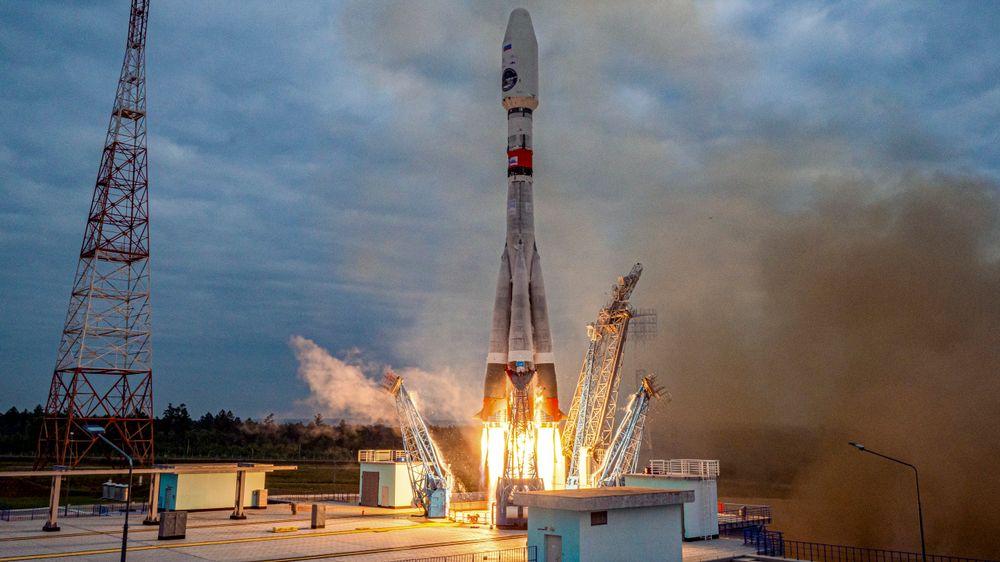 Månelandingsfartøyet Luna-25 ble skutt med en opp med en Soyuz-2.1b-rakett fra Vostotsnij lengst øst i Rusland fredag den 11. august 2023. Lørdag ble fartøyet ødelagt under et mislykket landingsforsøk på månen.