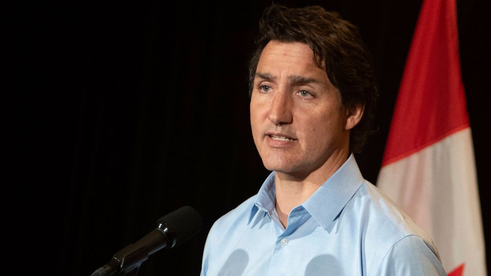 Canadas statsminister Justin Trudeau kritiserer Facebook for å blokkere tilgangen til nyhetsinnhold i Canada mens store skogbranner herjer landet.