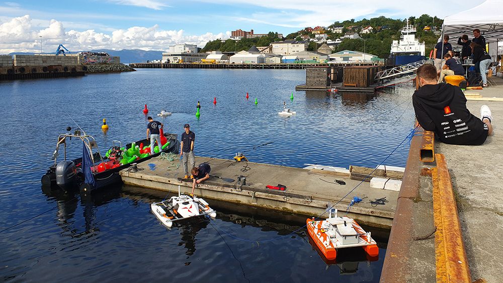 Alle de syv båtene manøvreres til kai og plukkes opp etter første dags konkurranse i Njord – The Autonomous Ship Challenge.