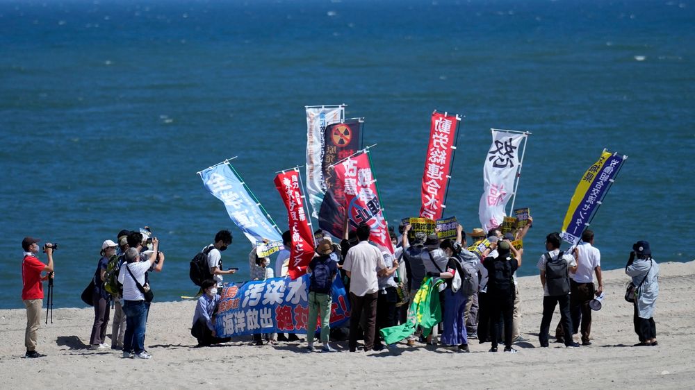 En liten gruppe demonstranter har samlet seg i byen Namie nordøst i Japan for å protestere mot utslippene fra det ødelagte atomkraftverket Fukushima Daiichi. De stoler ikke på at utslippene ikke skader livet i havet. 