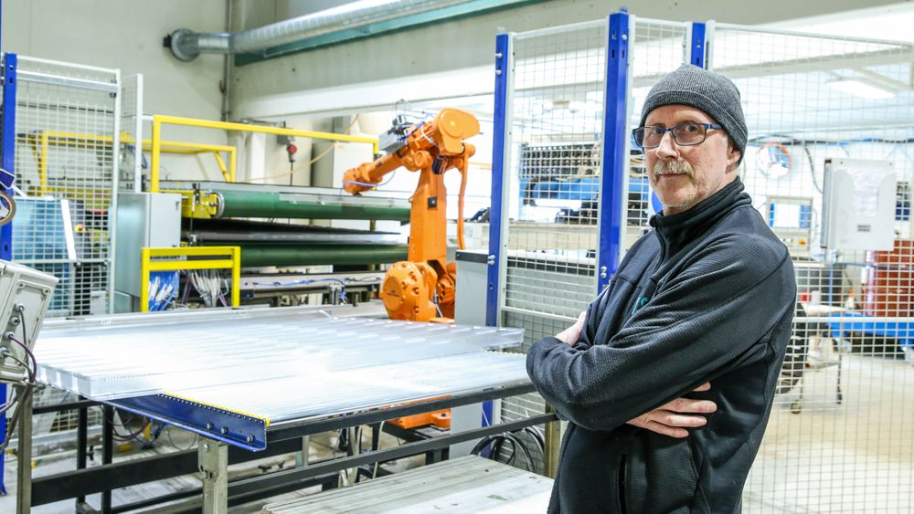 Produksjonen og kundemassen hos Plasto er allsidig. Johan Fagerheim er produksjonsmedarbeider med ansvar for denne automatiserte linja. Produktet er lysarmatur til kunden Glamox i Molde.