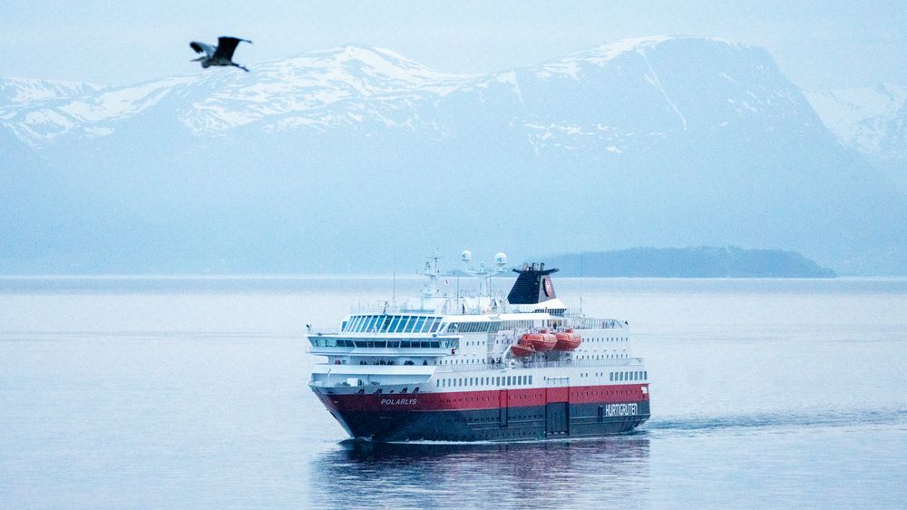 Hurtigruten Polarlys på Moldefjorden. Hurtigruten har et underskudd på 1,3 milliarder kroner i første halvår, men peker på at bookingene har økt. 