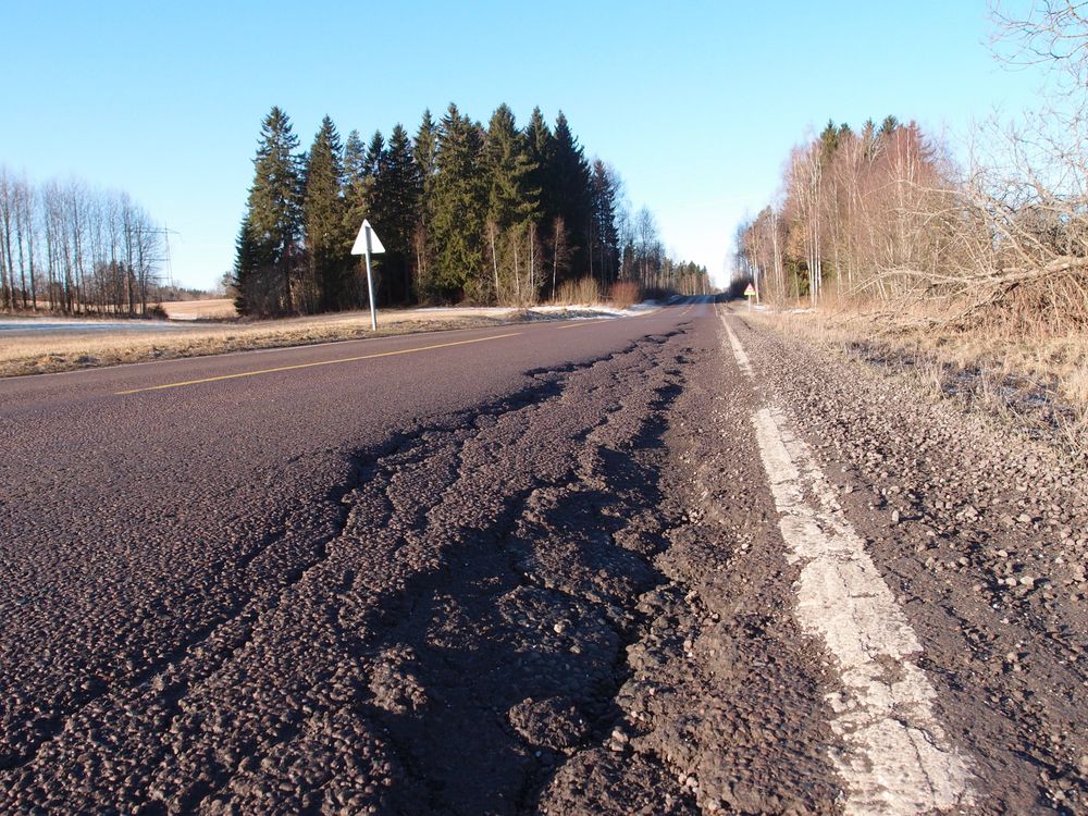 Naf har beregnet at etterslepet på vedlikeholdet av fylkesveiene er på 105 milliarder kroner. 
