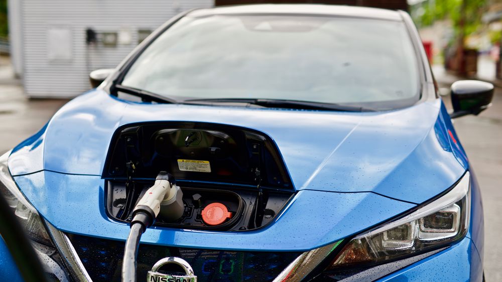 Tyske myndigheter støtter bygging av anlegg for hjemmelading med solceller og batterier. Ekstra støtte gis til anlegg som kan toveislade en bil som støtter det, som Nissan Leaf.