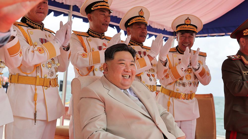 Kim Jong-un under en seremoni for feire lanseringen av Nord-Koreas nye ubåt onsdag.