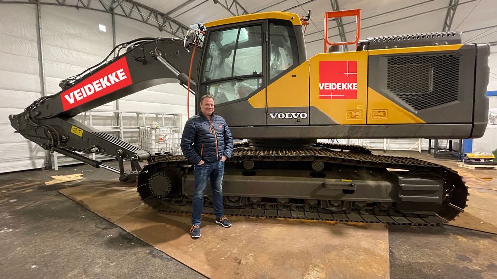 Kristian Sabel i Veidekke Anlegg foran det som blir verdens første hydrogendrevne gravemaskin på 30 tonn. 