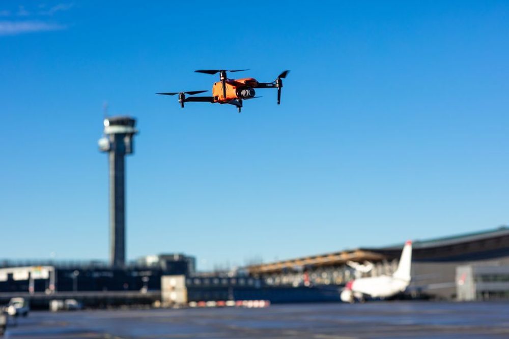 Det er enkelt nok å gjenkjenne en drone visuelt på dagtid. I mørket kan det derimot være svært vanskelig, også å bedømme avstanden til lysene man ser. Dronen på bildet er nok fløyet med tillatelse.