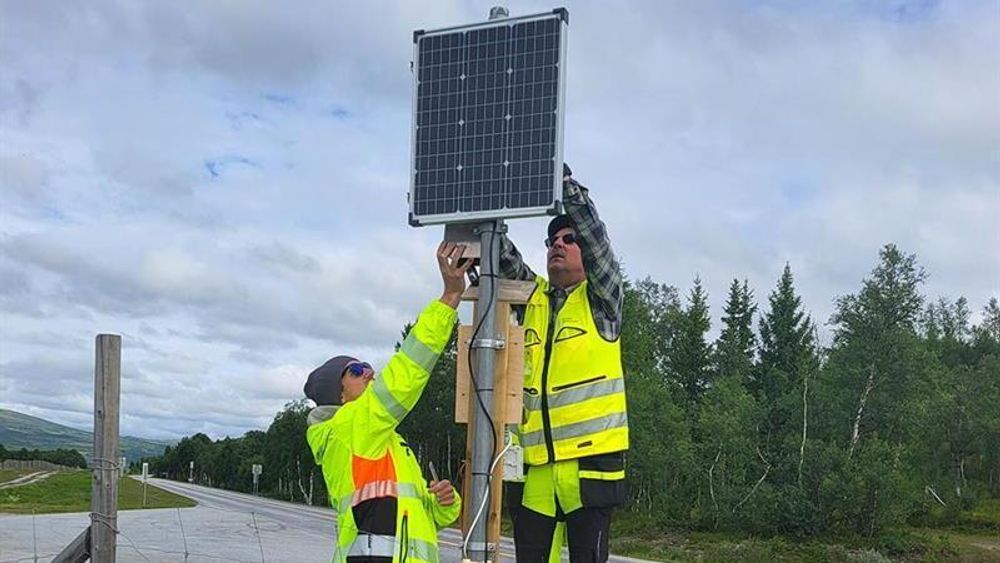 Christian Baug og Morten Aune i Trøndelag fylkeskommune monterer det nye utstyret som etter planen skal skremme reinsdyr.