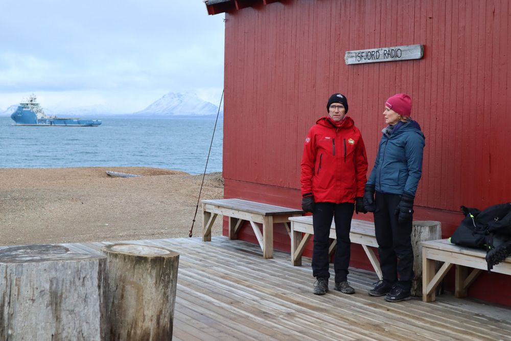 Klima- og miljøminister Espen Barth Eide og riksantikvar Hanna Geiran deltok da fredningen av Isfjord Radio ble markert på fredag 15. september.
