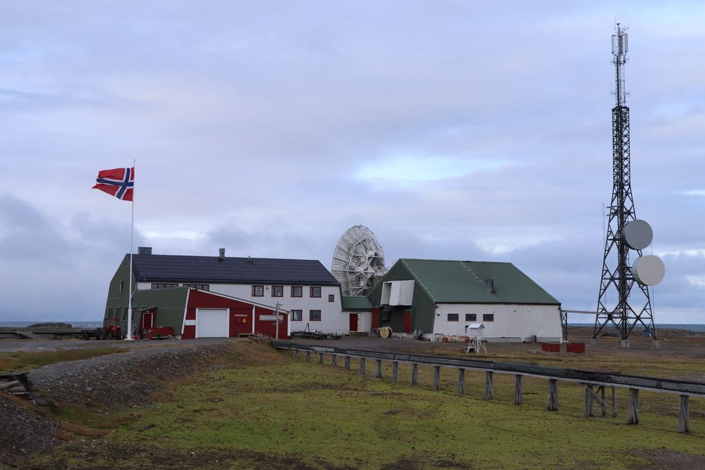 I dag er Isfjord Radiobåde hotell og fjernstyrt stasjon for meteorologi, navigasjon og kommunikasjon.