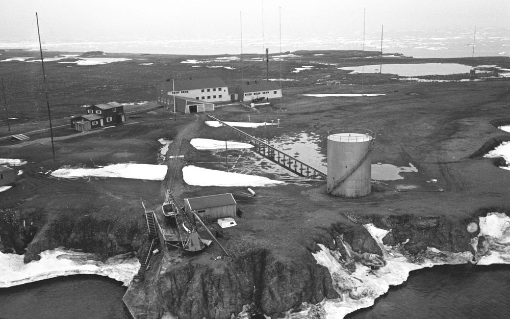 Isfjord Radio ble stadig bygget ut og modernisert. I dette bildet fra 1963 , kan man se klyngen av bygninger og radiomaster fra da stasjonen var på sitt mest aktive.