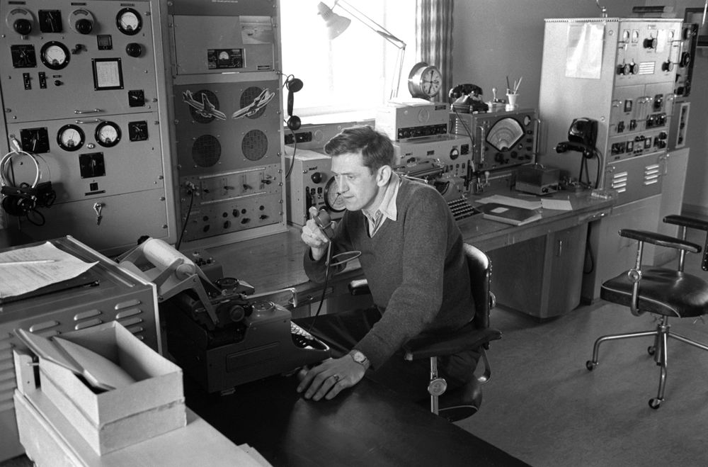 Isfjord Radio var viktig for interkontinental flytrafikk. Her gir bestyrer Svein Røkke assistanse til et russisk fly med kurs for Cuba i 1963. 