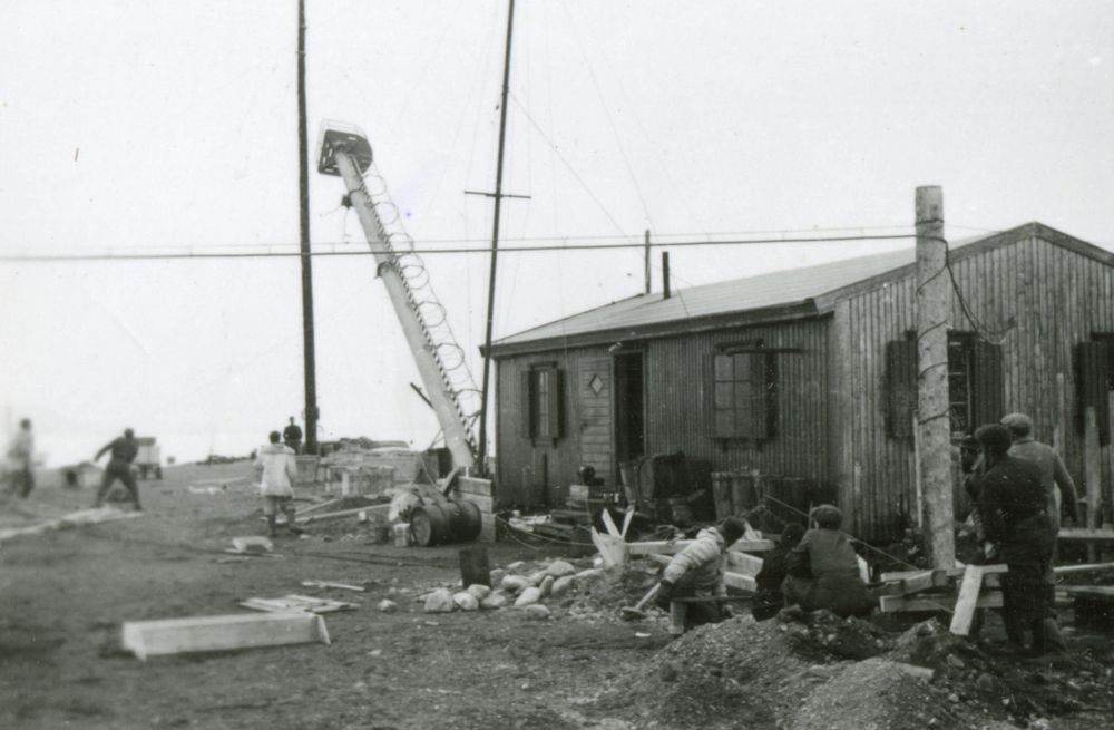 Radaranlegg ble satt opp på Isfjord Radio sommeren 1950. Det var i drift til 1968.