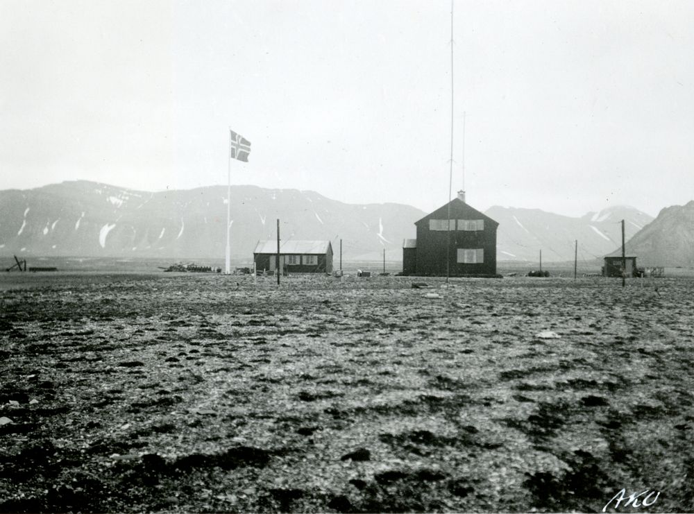 Bildet er tatt like etter at de første bygningene ved Isfjord Radio var satt opp i september 1933.