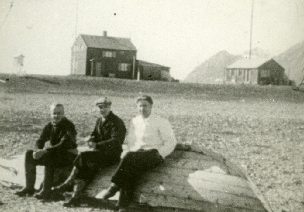 Isfjord Radio en sommerdag i 1935 eller 1936. Dette er et av de eldste kjente bildene som viser dagliglivet ved Isfjord Radio, og ble for en måned siden gjort offentlig tilgjengelig av Svalbard museum.