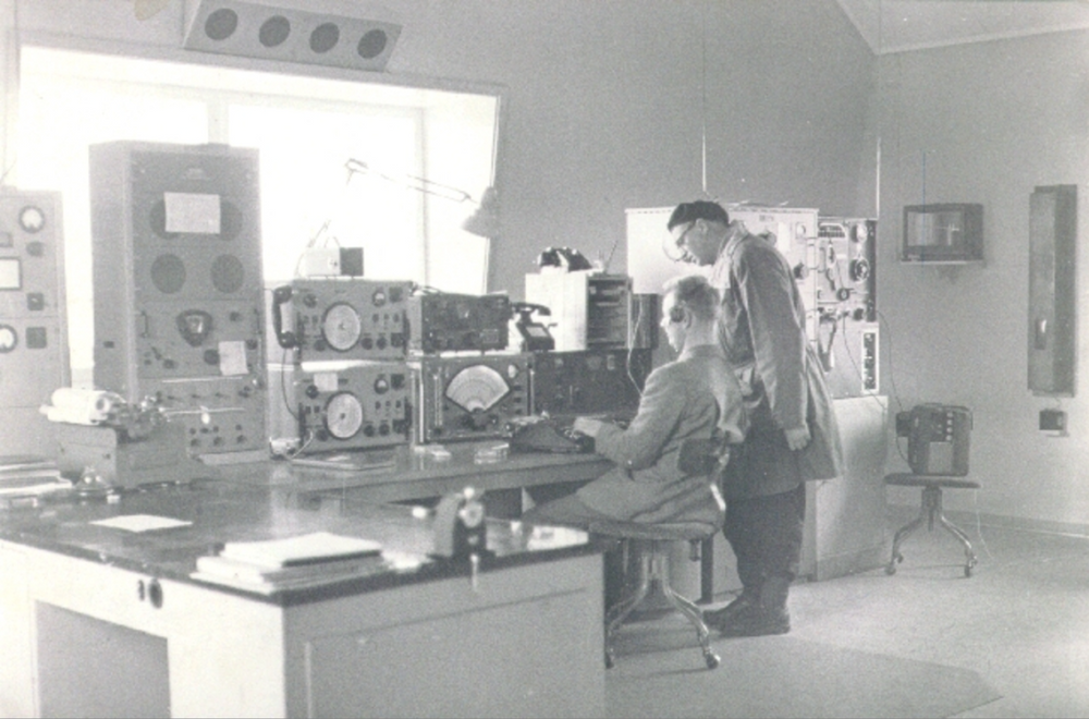 Mye av utstyret på Isfjord Radio ble etterhvert automatisert og fjernstyrt. Men i 1957 var det fremdeles fullmektig Frigstad og kontrollbestyrer Danielsen som styrte teknikken på Kapp Linné.