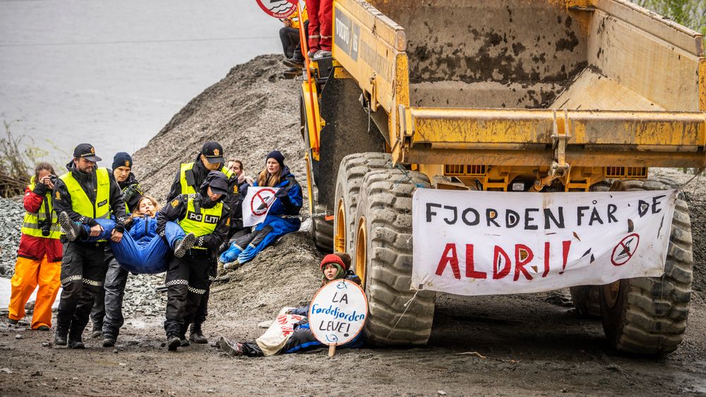 Aksjonister har flere ganger demostrert ved Førdefjorden i forbindelse med saken. Mandag møtes partene i retten.