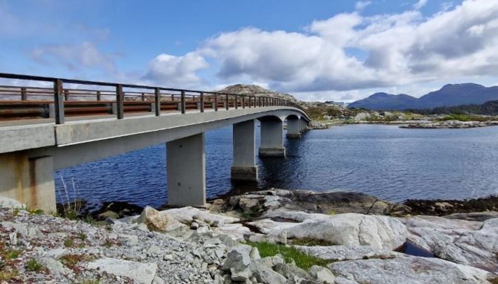 Oversiktsbilde av sørsida av Hamrøy bru. Bildet er tatt fra vestre ende av brua. 