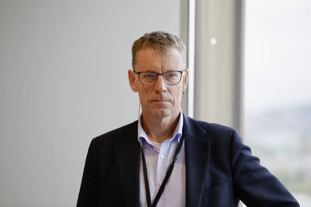 Jernbanedirektør Knut Sletta har sagt opp jobben etter å ha undertegnet kontrakt med det private almennings-selskapet på Hadeland, der han både er oppvokst og bor.
