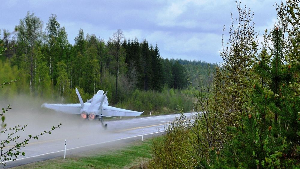 Finsk F/A-18C Hornet tar av fra en såkalt vägbas.