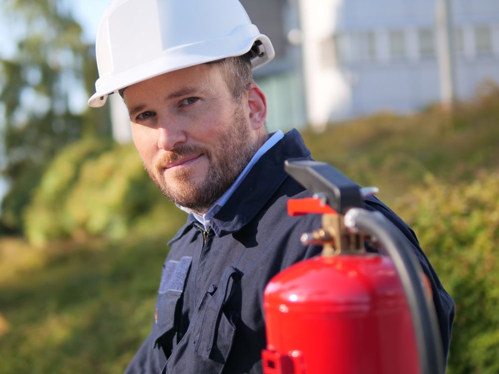 Anders Rørvik Ellingbø, som er branningeniør og leder for skadeforebyggende avdeling i forsikringsselskapet If, advarer om faren for batteribrann. 