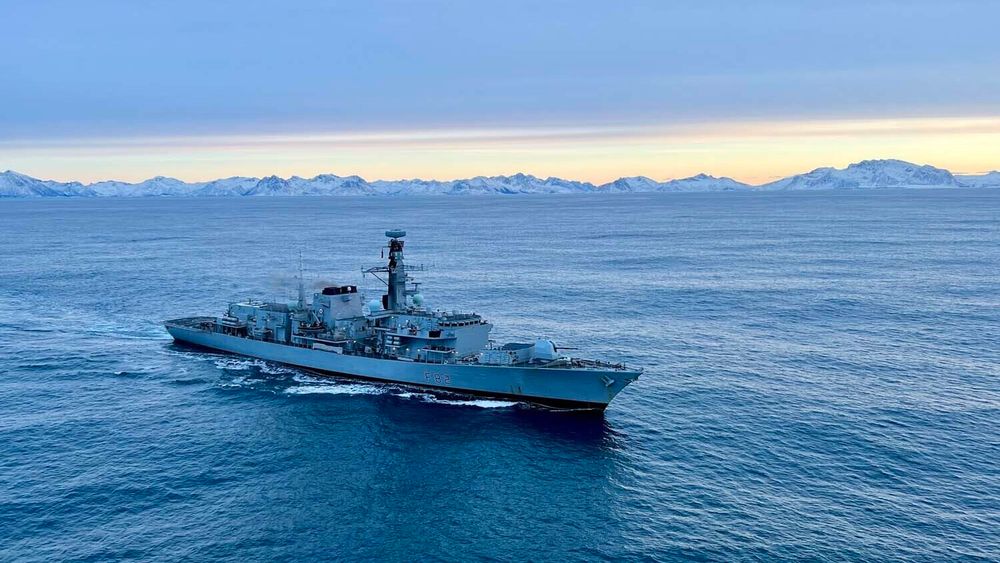 Den britiske Type 23-fregatten HMS Somerset i norske farvann i mars 2023. I løpet av dette året skal NSM-missilene være på plass om bord på skipet.