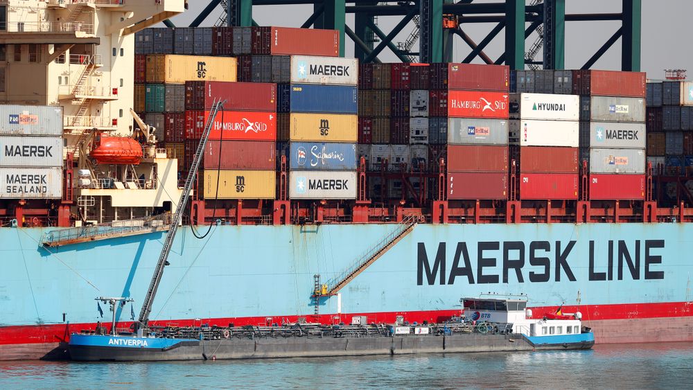 Et Maersk-skip bunkrer tungolje. Amazon, Ikea, Philips, Nike, Schneider Electric, Patagonia og mange andre kjente merkenavn vil nå betale mer for transport med skip som bruker nullutslippsdrivstoff.